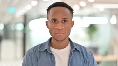 Kameraya Bakan Ciddi Sıradan Afrikalı Adam Portresi