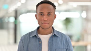 Kızgın ve Dövüşen Saldırgan Sıradan Afrikalı Adamın Portresi