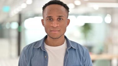 Sıradan Afrikalı Adam 'ın Portresi Zafer İşaretini Elle Gösteriyor 