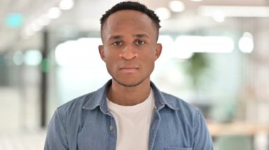 Mutsuz Gündelik Afrikalı Adam Portresi Başparmakları Aşağı Gösteriyor