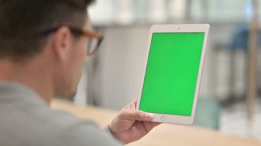 Tablete Krom Ekran ile Bakan Orta Yaşlı Adamın Arka Görünümü 