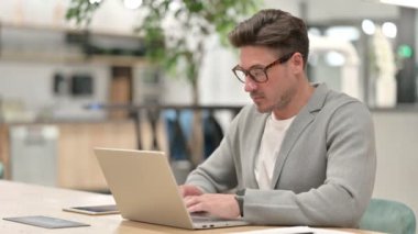 Orta yaşlı adam ayağa kalkıyor ve uzaklaşıyor 