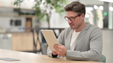 Tablette Başarı Kutlaması İçin Heyecanlı Orta Çağ Adamı