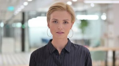Zafer İşaretini Elle Gösteren Pozitif Genç İş kadınının Portresi 