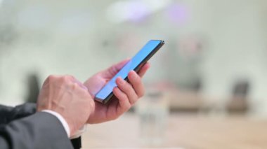 Akıllı Telefon kullanarak İşadamının Elleri 'ni kapat