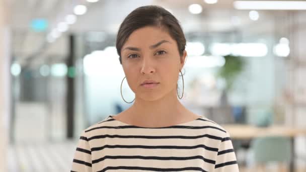 Retrato de Mulher Indígena Curiosa com Apontar e Convidar — Vídeo de Stock