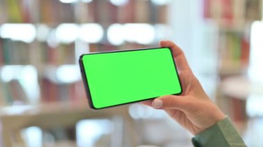 Genç Kadın, Chroma Screen ile Smartphone izlerken Arka Görünüm 