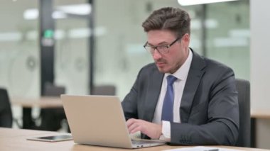 Orta Çağ İşadamı Ofiste Dizüstü bilgisayardan kalkıp gidiyor 