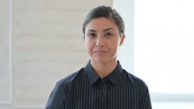 Kamerayı gösteren genç Hintli kadının portresi. 