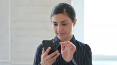 Akıllı telefon kullanan genç Hintli kadın portresi 
