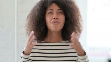 Kızgın Afrikalı Kadın 'ın Portresi Bağırıyor, Bağırıyor 