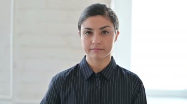 Hayal kırıklığına uğramış genç Hintli kadının portresi 