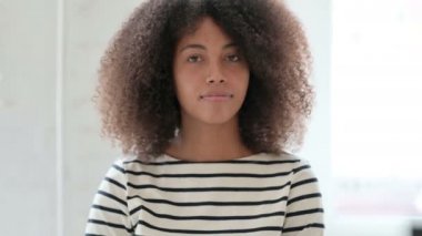 Hayal kırıklığına uğramış Afrikalı Kadın 'ın Başparmaklarını Düşürme Portresi 