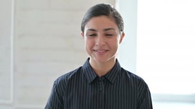 Pozitif Genç Hintli Kadın 'ın Portresi Başparmağını kaldırıyor 