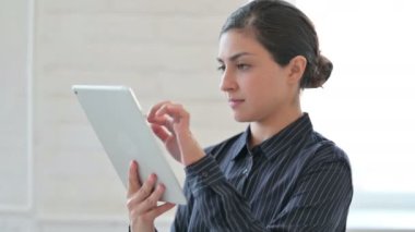 Dijital Tablet kullanan genç Hintli Kadın Portresi