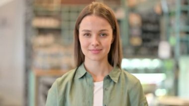 Kameraya el sallayan Neşeli Kadın Portresi 