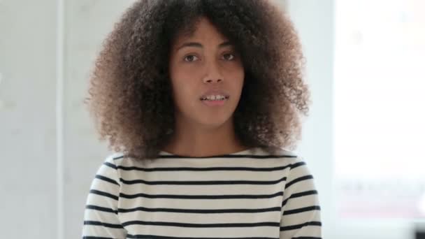 Porträt einer Afrikanerin ohne Anzeichen von Kopfschütteln — Stockvideo