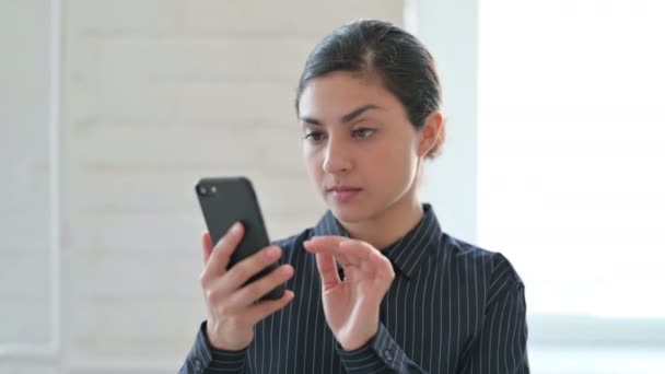 Porträt einer jungen Inderin mit Verlust auf dem Smartphone — Stockvideo