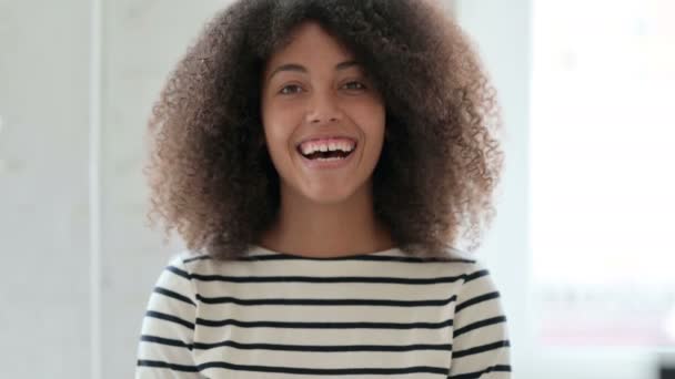 Retrato de mujer africana sacudiendo la cabeza, Sí signo — Vídeos de Stock