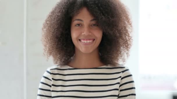 Retrato de una mujer africana positiva haciendo pulgares hacia arriba — Vídeos de Stock