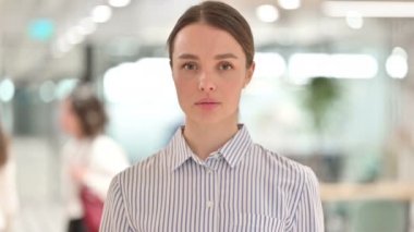 Hayal kırıklığına uğramış genç bir kadının portresi Parmak İşareti ile hayır diyor.