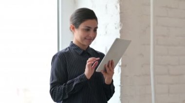 Tablet kullanan ve ayakta duran Hintli Kadın Portresi