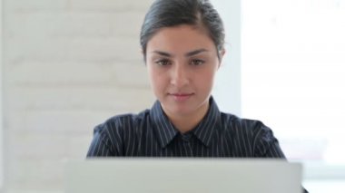 Laptop öksüren Hintli Kadın 'a yaklaş. 