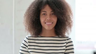 Kameraya el sallayan Mutlu Afrikalı Kadın Portresi 