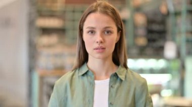 Mutlu Genç Kadın Portresi Şaşırmış, Heyecanlı