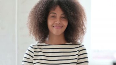 Minnettar Afrikalı Kadın Portresi Tamam İşareti Gösteriyor 