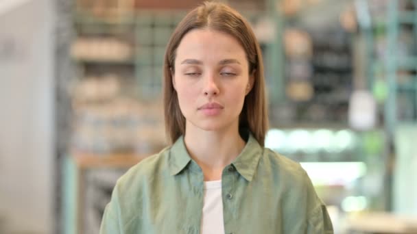 Portrait de femme souriante regardant la caméra — Video