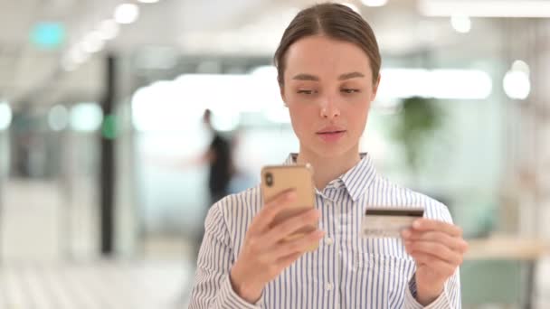 Ritratto di pagamento online di successo su smartphone da donna — Video Stock