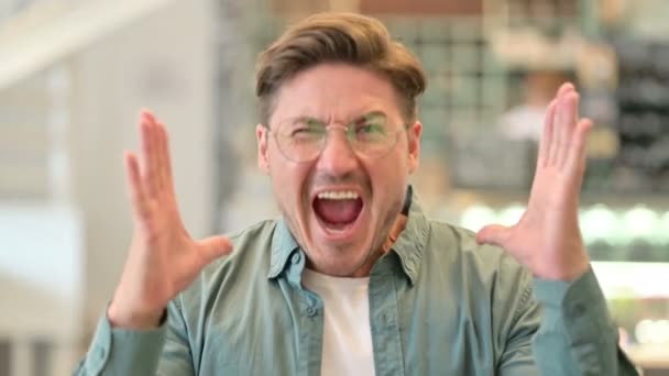 Portrét zuřivého muže středního věku křičícího, křičícího — Stock video