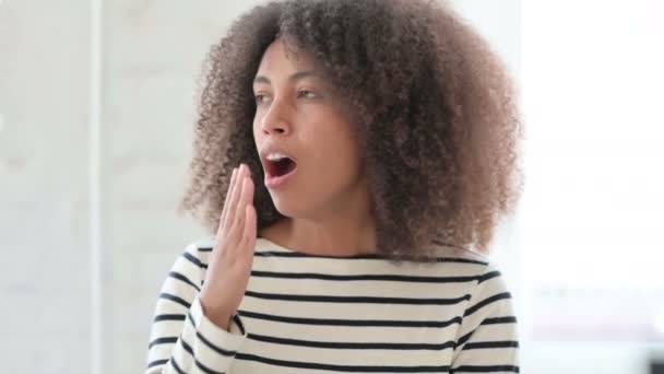 Портрет измученной африканской женщины, зевающей — стоковое видео