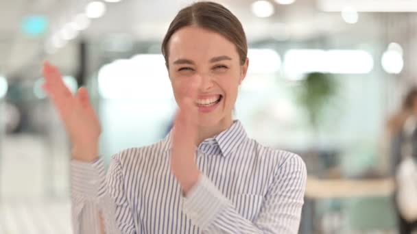 Porträt einer aufgeregten jungen Frau, die klatscht und applaudiert — Stockvideo