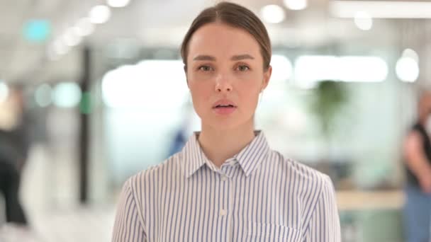 Portrait of Angry Young Woman Shouting, Screaming — Stock Video