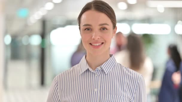 Portrait of Cheerful Young Woman Waving at the Camera — Stock Video