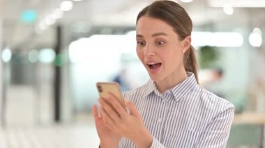 Smartphone 'da Başarıyı Kutlayan Heyecanlı Genç Kadın Portresi 