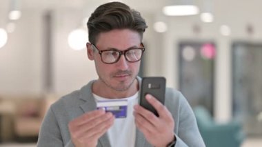 Smartphone 'da Çevrimiçi Ödeme Yapan Orta Çağ Adamı Portresi 