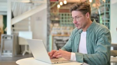 Kafe 'de Dizüstü bilgisayarda Başarı Kutlaması Yapan Heyecanlı Orta Çağ Adamı 