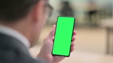 Krom Ekran ile Smartphone kullanan İşadamının Arka Görünümü 