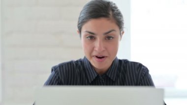 Başarı Kutlaması Dizüstü bilgisayarlı Hintli Kadın 'ın Kapanışı 