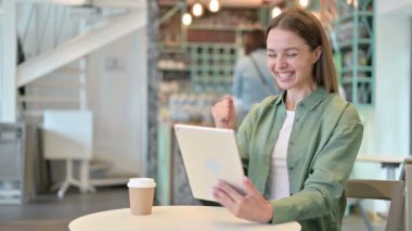 Tabletteki Başarıyı Kutlayan Heyecanlı Kadın