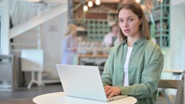 Laptop 'u olan çekici kadın işaret göstermiyor. 
