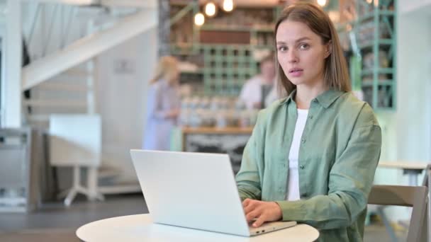 Vonzó nő laptoppal mutatja No Sign — Stock videók
