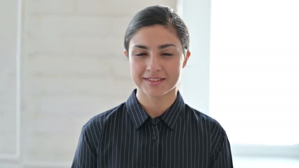 Retrato de una joven india sonriente mirando la cámara — Vídeos de Stock