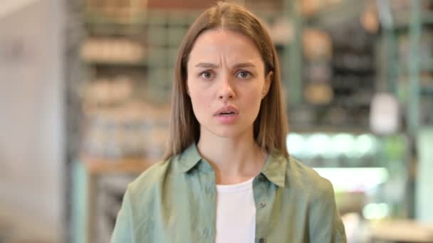 Ritratto di giovane donna che reagisce alla perdita, fallimento — Video Stock