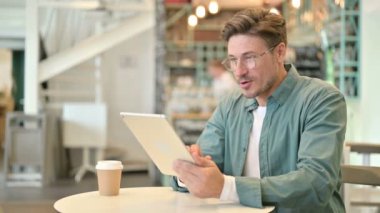 Kafe 'deki Tablette Başarı Kutlaması İçin Heyecanlı Orta Çağ Adamı 