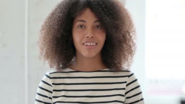 Başarı Kutlaması İçin Heyecanlı Afrikalı Kadın Portresi