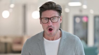 Öfkelenen Saldırgan Orta Çağ Adamı Portresi